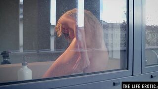 Petite blonde Lisa masturbates while having a sexy tub