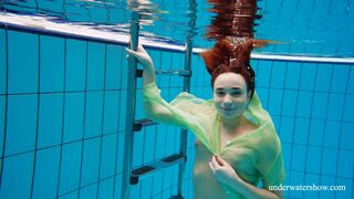 How sexy Nina Mohnatka is underwater with her juicy body